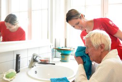 Pflegerin hilft älterem Herren beim Waschen | © Heinz von Heydenhaber